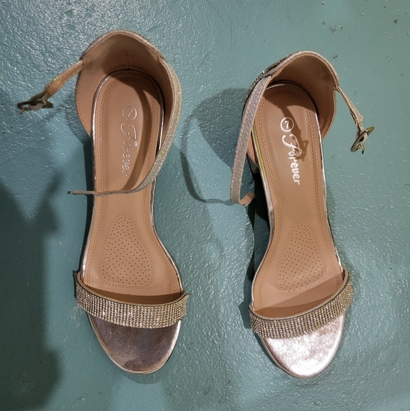 High heels size 7 US - Picture 2 of 3